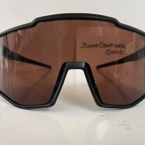 NEW Name brand Black Amber lens SUNGLASSES, Trendy sunglasses NEW w bag & wipe